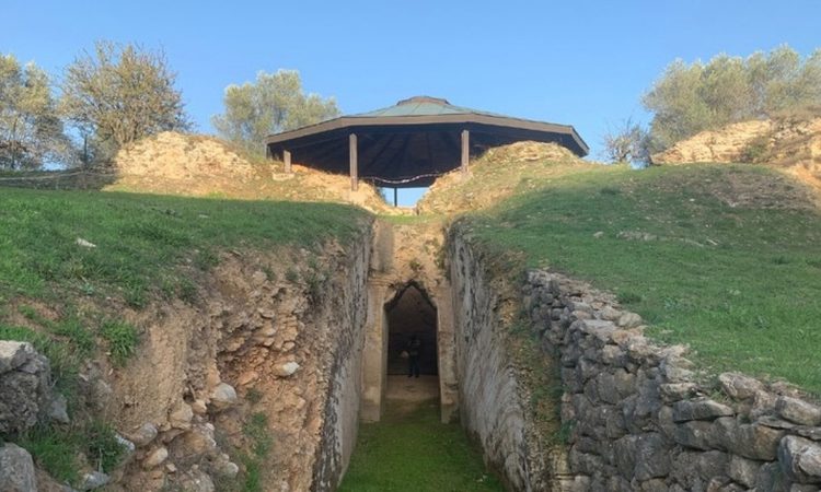 Ρομά έκλεψαν τον χαλκό από το στέγαστρο σπουδαίου μυκηναϊκού τάφου στην Αρχαία Πελλάνα!