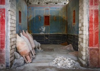 Πομπηία: Οι αρχαιολόγοι ανακάλυψαν ένα σπάνιο μπλε δωμάτιο με τοιχογραφίες γυναικείων μορφών