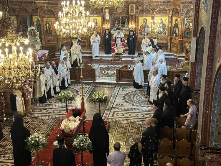 Το σκήνωμα του Μακαριστού Μητροπολίτου Αγαθόνικου τέθηκε σε δημόσιο προσκύνημα