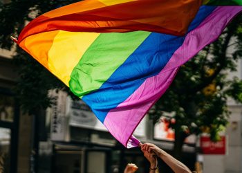 Πειθήνια όργανα της woke ατζέντας: Ακαδημαϊκοί πετούν «στα σκουπίδια» Σωκράτη, Πλάτωνα, Αριστοτέλη