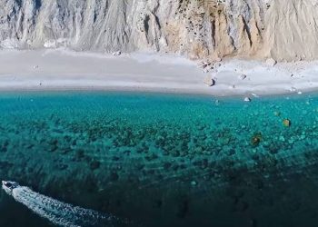 Λαλάρια: Η εντυπωσιακή παραλία της Σκιάθου – Προσβάσιμη μόνο με καραβάκι