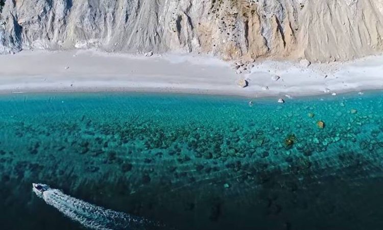 Λαλάρια: Η εντυπωσιακή παραλία της Σκιάθου – Προσβάσιμη μόνο με καραβάκι
