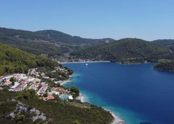 Η παραλία της Μαγνησίας με τα άπειρα πεύκα και τον βράχο που χωρίζει την ακτή στη μέση