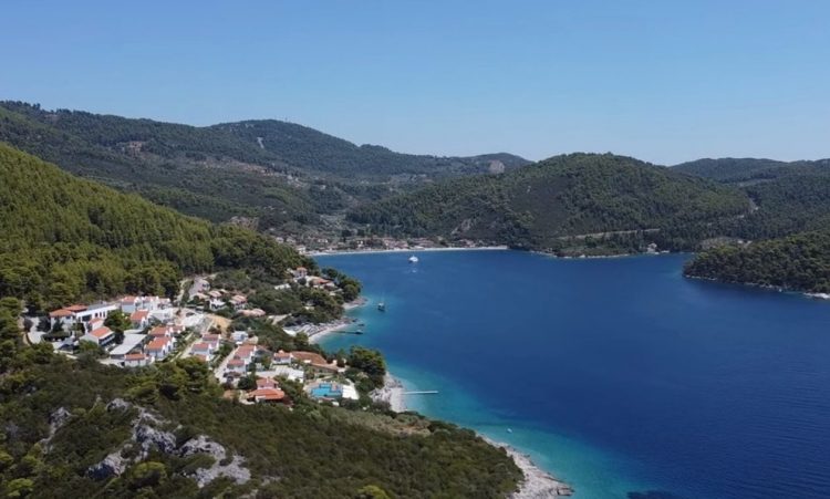 Η παραλία της Μαγνησίας με τα άπειρα πεύκα και τον βράχο που χωρίζει την ακτή στη μέση