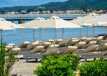 Το καλοκαιρινό στρες λέγεται… ξαπλώστρες: Τιμοκατάλογος για χοντρά πορτοφόλια