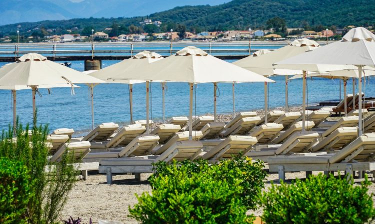 Το καλοκαιρινό στρες λέγεται… ξαπλώστρες: Τιμοκατάλογος για χοντρά πορτοφόλια