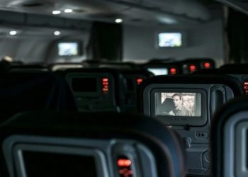 Επιβάτης εγκλωβίστηκε στην τουαλέτα αεροπλάνου: Το σημείωμα της αεροσυνοδού για να τον καθησυχάσει