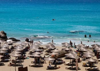 Καμένα Βούρλα: Συνελήφθη νεαρός σάτυρος που αυνανιζόταν σε πολυσύχναστη παραλία