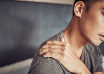 Σύμπτωμα σοβαρής νόσου αν νιώθετε πόνο στον ώμο κάθε φορά που ξαπλώνετε