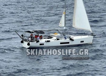 SOS εξέπεμψε ανοιχτά του Βαθιά Σκοπέλου Ιστιοπλοϊκό τουριστικό σκάφος