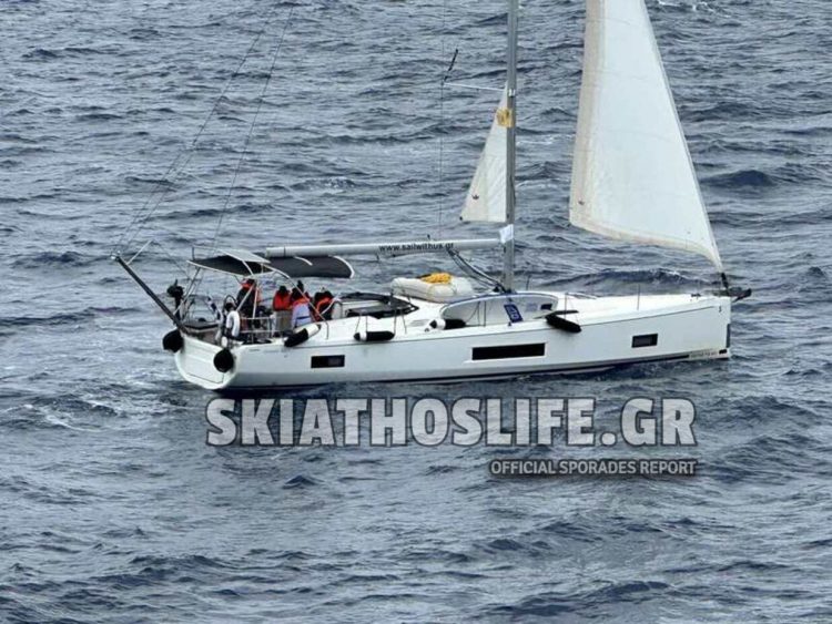 SOS εξέπεμψε ανοιχτά του Βαθιά Σκοπέλου Ιστιοπλοϊκό τουριστικό σκάφος