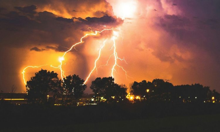 «Καμπανάκι» Τσατραφύλλια: Πτώση υδραργύρου έως 10 βαθμούς, χαλαζοπτώσεις και ισχυροί κεραυνοί