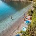 Αυτή είναι η παραλία με τα κρυστάλλινα νερά δίπλα από την Αθήνα που αξίζει να επισκεφτείτε