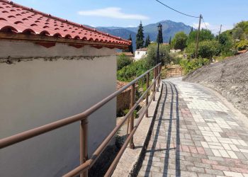 Νέα κιγκλιδώματα στην οδό Λευκωσίας στην παλαιά πόλη της Καλαμπάκας για την ασφάλεια πεζών και οχημάτων
