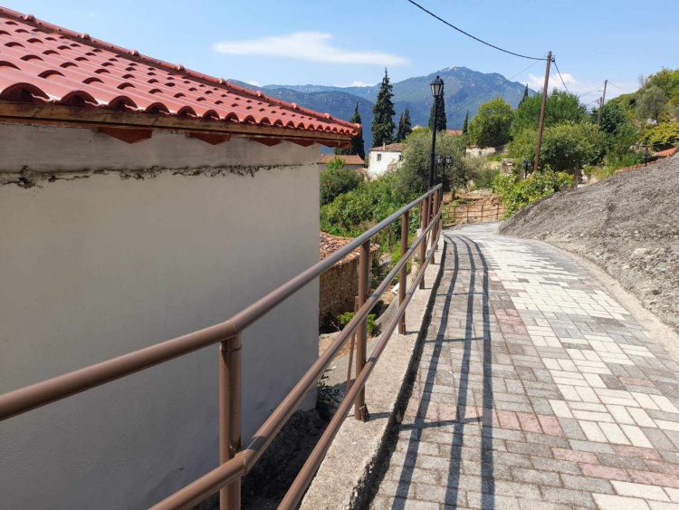 Νέα κιγκλιδώματα στην οδό Λευκωσίας στην παλαιά πόλη της Καλαμπάκας για την ασφάλεια πεζών και οχημάτων