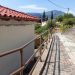 Νέα κιγκλιδώματα στην οδό Λευκωσίας στην παλαιά πόλη της Καλαμπάκας για την ασφάλεια πεζών και οχημάτων