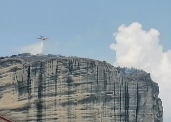 Από αέρα η αντιμετώπιση της πυρκαγιάς στους Βράχους των Μετεώρων