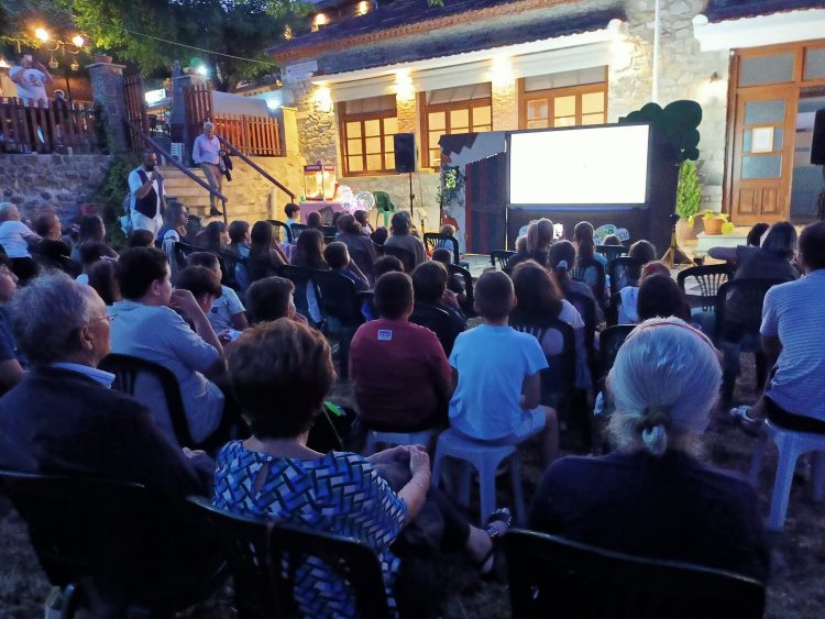 Το αδιαχώρητο στην Καστανιά για τον Καραγκιόζη