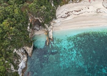 Η ερημική και απομονωμένη παραλία της Μαγνησίας με τα διάσπαρτα βράχια στην ακρογιαλιά της