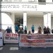 Στάση εργασίας από τις 11:00 μέχρι 15:00 έχουν προκηρύξει ΕΙΝΑΠ και ΠΟΕΔΗΝ – Συγκέντρωση στην πλατεία Συντάγματος   Διονυσία Προκόπη Διονυσία Προκόπη  22 Ιουλίου 2024 · 11:40 ψυχική υγεία Απόσυρση του σχεδίου νόμου ζητούν οι υγειονομικοί INTIME NEWS ΥΓΕΙΑ 3′   Την Τετάρτη (24/07/2024) συζητείται στην Επιτροπή Κοινωνικών Υποθέσεων της Βουλής το σχέδιο νόμου του υπουργείου Υγείας για την ολοκλήρωση της ψυχιατρικής μεταρρύθμισης, στο οποίο είναι αντίθετοι τόσο οι σύλλογοι εργαζομένων στα ψυχιατρικά νοσοκομεία, οι εργαζόμενοι σε κέντρα απεξάρτησης και θεραπευτικές κοινότητητας, όπως και η ομοσπονδίες των νοσοκομειακών γιατρών και εργαζομένων στα δημόσια νοσοκοκεία.  Η Ένωση Ιατρών Νοσοκομείων Αθήνας-Πειραιά (ΕΙΝΑΠ) και η Πανελλήνια Ομοσπονδία Εργαζομένων στα Δημόσια Νοσοκομεία (ΠΟΕΔΗΝ) έχουν προκηρύξει για την ημέρα συζήτησης του νομοσχεδίου, στάση εργασίας από τις 11:00 μέχρι τις 15:00. Επίσης, το σωματείο του Ψυχιατρικού Νοσοκομείου Αττικής και φορείς απεξάρτησης καλούν σε συγκέντρωση στην πλατεία Συντάγματος στις 19:30 την Τετάρτη. Την ημέρα ψήφισης του νομοσχεδίου, η ΕΙΝΑΠ καλεί σε απεργία.   Όπως τονίζει μεταξύ άλλων η ΠΟΕΔΗΝ, «τα ράντζα, η κατάρρευση της ψυχιατρικής μεταρρύθμισης η ανάθεση της αποασυλοποίησης στις ΜΚΟ που προσφέρουν υπηρεσίες αναντίστοιχες του πακτωλού χρημάτων που λαμβάνουν, οφείλονται στην έλλειψη δημόσιων μονάδων ζωτικής σημασίας στη λειτουργία του συστήματος, στην έλλειψη μέριμνας για ολοκλήρωση της αποασυλοποίησης και της κοινωνικής επανένταξης των ασθενών.  Το 60% των εισαγωγών στις μονάδες οξέων περιστατικών είναι με εισαγγελική παραγγελία όταν ο μέσος όρος στις χώρες της Ευρώπης είναι 5%. Το 70% των ασθενών που εισάγονται στις μονάδες οξέων περιστατικών είναι επανεισαγωγές λόγω έλλειψης πρωτοβάθμιων υπηρεσιών και αποασυλοποίησης. Οι μονάδες οξέων περιστατικών γεμίζουν κλίνες και αναπτύσσουν ράντζα με νεοχρόνιους ασθενείς επειδή δεν υπάρχουν δομές αποασυλοποίησης και κοινωνικής επανένταξης. Η αποασυλοποίηση αφέθηκε στα “χέρια” των ΜΚΟ που λαμβάνουν υψηλή κοινοτική και εθνική χρηματοδότηση με θολό θεραπευτικό αποτέλεσμα. Επιλέγουν ασθενείς από τις δημόσιες μονάδες, με την πρώτη υποτροπή τους επιστρέφουν σε τμήματα οξέων περιστατικών στα Νοσοκομεία και μάλιστα με εισαγγελική εντολή, προσφέρουν κάκιστες θεραπευτικές υπηρεσίες κλπ. Ιδιωτικές ψυχιατρικές κλινικές που προσφέρουν άθλιες συνθήκες νοσηλείας κλείνουν και με εισαγγελική εντολή οι ασθενείς μεταφέρονται στα τμήματα οξέων περιστατικών των Νοσοκομείων (Γενικών και Ψυχιατρικών)».  Για την απεξάρτηση, η ΠΟΕΔΗΝ σημειώνει ότι «στο σχέδιο νόμου συμπεριλαμβάνονται διατάξεις για την σύσταση Εθνικού Οργανισμού Πρόληψης και Αντιμετώπιση Εξαρτήσεων (ΕΟΠΑΕ) που θα συνενώσει διοικητικά και οργανωτικά όλους τους εγκεκριμένους οργανισμούς και φορείς που λειτουργούν σήμερα για την αντιμετώπιση των εξαρτήσεων (ναρκωτικά, αλκοόλ και άλλου είδους εξαρτήσεις). Συστήνεται Νομικό Πρόσωπο Ιδιωτικού Δικαίου που θα συμπεριλάβει όλους τους λειτουργούντες φορείς και οργανισμούς. Το Νομικό Πρόσωπο θα έχει ένα Διοικητικό Συμβούλιο ένα Επιστημονικό Συμβούλιο, έξι διευθύνσεις χωρίς περιφερειακή διοικητική συγκρότηση. Υδροκέφαλο Νομικό Πρόσωπο που θα αναλάβει τον λειτουργικό, διοικητικό και οργανωτικό συντονισμό σε όλη τη χώρα. Πως είναι δυνατόν να μπορεί να συντονίζει λειτουργικά και να επιλύει διοικητικά και άλλα προβλήματα; Ένα διοικητικό σχήμα που θα βρίσκεται εκατοντάδες χιλιόμετρα μακριά από τους φορείς και οργανισμούς. Μονάδες και εργαζόμενοι στην Απεξάρτηση ανήκουν οργανικά και διοικητικά σε Νομικά Πρόσωπα Δημοσίου Δικαίου (ΔΑΦΝΙ 18 άνω, Ψυχ. Κέρκυρας, Ψυχ.Θεσσαλονίκης κ.α.). Θα μεταφερθούν οργανικά και διοικητικά στο Νομικό πρόσωπο ιδιωτικού δικαίου. Ελαστικοποιούνται οι εργασιακές σχέσεις, εντείνεται η εργασιακή ανασφάλεια. Εάν επιμείνει στο εν λόγω υδροκέφαλο οργανισμό το Υπουργείο Υγείας το μέλλον προβλέπεται ζοφερό για τους εργαζόμενους και τις παρεχόμενες υπηρεσίες».  ΠΟΕΔΗΝ και ΕΙΝΑΠ ζητούν την απόσυρση του σχεδίου νόμου, καθώς και μαζικές προσλήψεις μόνιμου προσωπικού σε όλες τις ειδικότητες με βάση τις ανάγκες.
