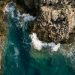 Καταφύγι: Η επιβλητική παραλία με τα πελώρια κύματα και την άγρια ομορφιά
