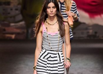 Μαρινιέρα: Το κλασικό sailor chic τοπ επιστρέφει και θα φορεθεί και στην πόλη