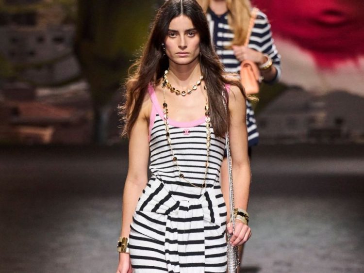 Μαρινιέρα: Το κλασικό sailor chic τοπ επιστρέφει και θα φορεθεί και στην πόλη