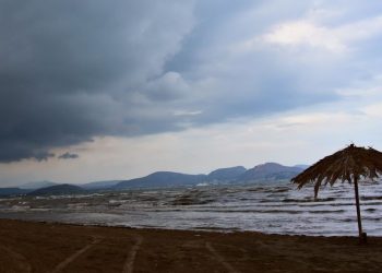 Καιρός – «Σκαμπανεβάσματα» με ζέστη και βροχές μέχρι του Σωτήρος