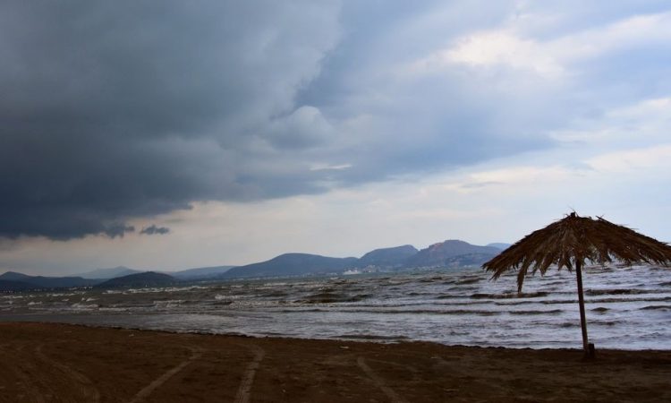 Καιρός – «Σκαμπανεβάσματα» με ζέστη και βροχές μέχρι του Σωτήρος
