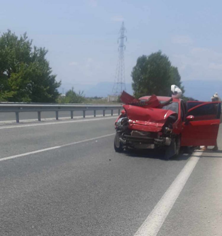 Τρίκαλα: Τραυματισμός 37χρονης μητερας σε τροχαίο | Σώα τα 2 ανήλικα παιδιά της
