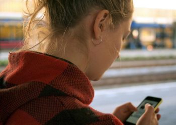 Νέες μητέρες που χρησιμοποιούν συχνά smartphone επιβραδύνουν την ανάπτυξη του λόγου των παιδιών τους