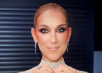 Celine Dion: Η αδημοσίευτη φωτογραφία από τα παιδικά της χρόνια μπροστά στον Πύργο του Άιφελ