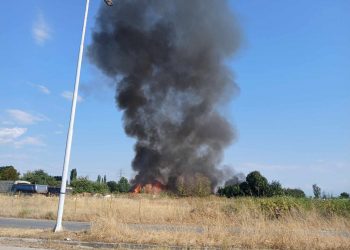 Μάχη με τις φλόγες δίνουν οι πυροσβέστες σε μεγάλη πυρκαγιά κοντά στο Βιολογικό Καθαρισμό Τρικάλων