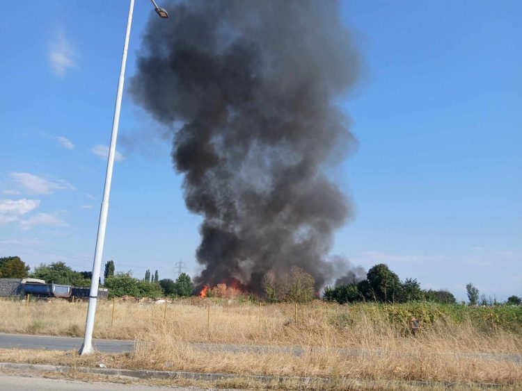 Μάχη με τις φλόγες δίνουν οι πυροσβέστες σε μεγάλη πυρκαγιά κοντά στο Βιολογικό Καθαρισμό Τρικάλων