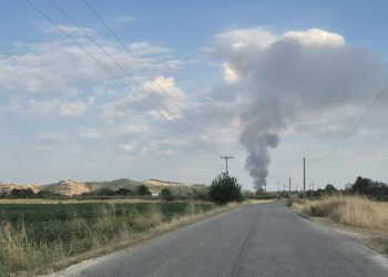 Μάχη με τις φλόγες δίνουν οι πυροσβέστες σε μεγάλη πυρκαγιά κοντά στο Βιολογικό Καθαρισμό Τρικάλων