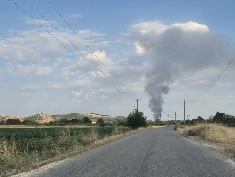 Μάχη με τις φλόγες δίνουν οι πυροσβέστες σε μεγάλη πυρκαγιά κοντά στο Βιολογικό Καθαρισμό Τρικάλων