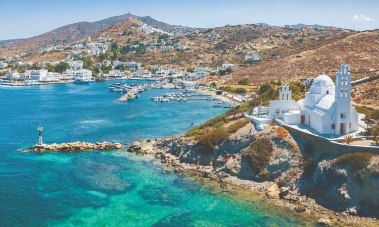 Ίος: Times και Greenme.it «ψηφίζουν» το νησί για τις γαλάζιες παραλίες και τα σοκάκια του