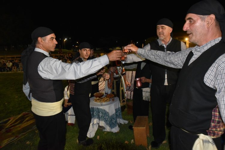 Με μεγάλη επιτυχία το Καραγκούνικο Πανηγύρι στο Πάρκο Ματσόπουλου στα Τρίκαλα (ΒΙΝΤΕΟ – ΦΩΤΟ)