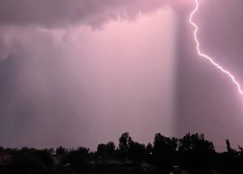 Φαρκαδόνα Τρικάλων: Εντυπωσιακός κεραυνός μετατρέπει τη νύχτα σε μέρα