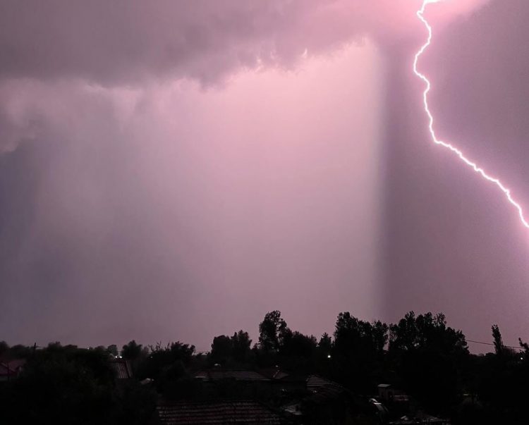 Φαρκαδόνα Τρικάλων: Εντυπωσιακός κεραυνός μετατρέπει τη νύχτα σε μέρα