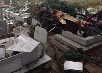 Εικόνες Αποκάλυψης στο Νεκροταφείο του Γριζάνου από την ισχυρή νεροποντή και τους θυελλώδεις ανέμους