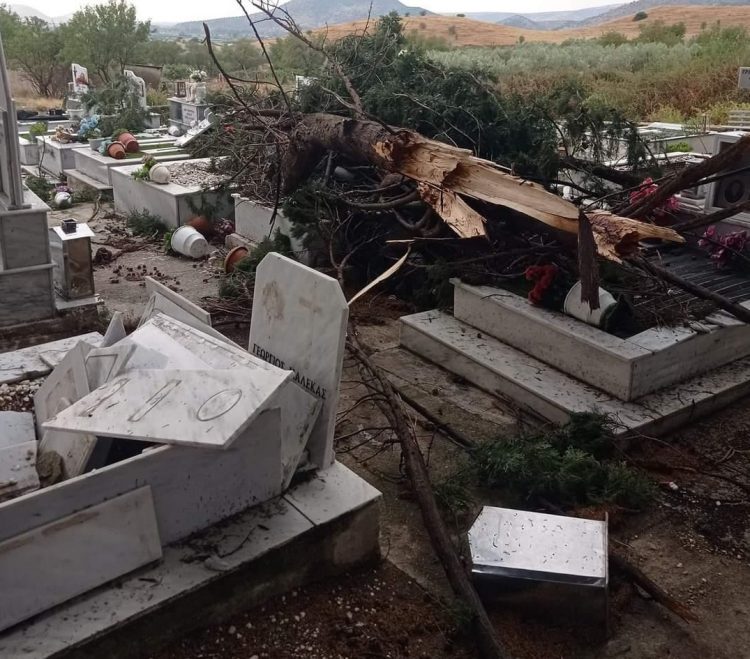 Εικόνες Αποκάλυψης στο Νεκροταφείο του Γριζάνου από την ισχυρή νεροποντή και τους θυελλώδεις ανέμους