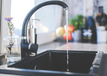 Πόσο συχνά τελικά πρέπει να καθαρίζεις τον νεροχύτη σου;