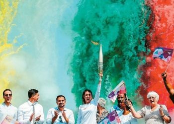 Τελετή ολυμπιακών αγώνων Παρίσι 2024. Το φως χτυπιέται με το σκοτάδι!