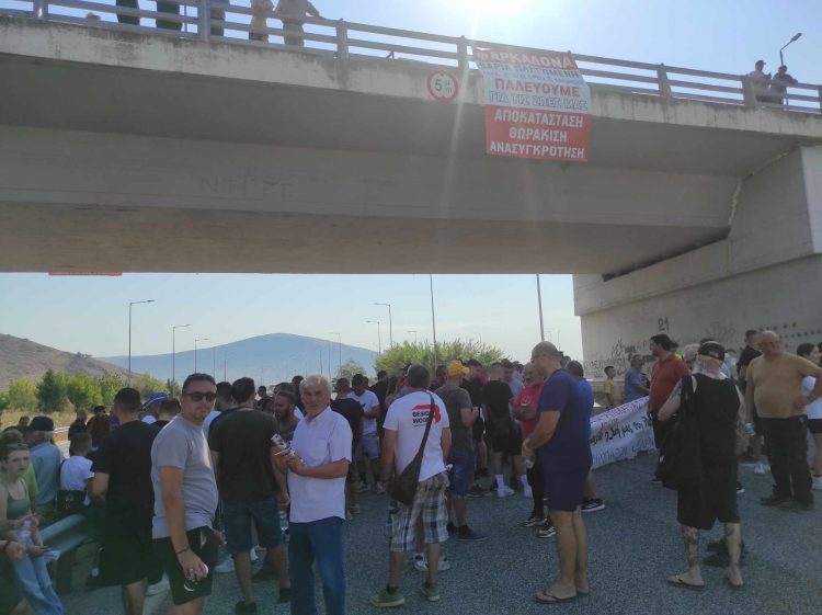 Συμβολική κατάληψη του κόμβου Φαρκαδόνας από τους πλημμυροπαθείς (ΒΙΝΤΕΟ-ΦΩΤΟ)