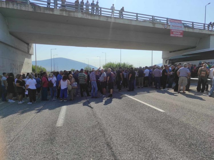 Συμβολική κατάληψη του κόμβου Φαρκαδόνας από τους πλημμυροπαθείς (ΒΙΝΤΕΟ-ΦΩΤΟ)