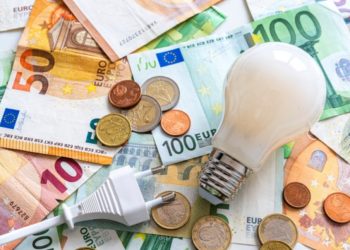 Διαμαρτυρία ελευθεροεπαγγελματιών για τους έκτακτους συμπληρωματικούς λογαριασμούς ενέργειας