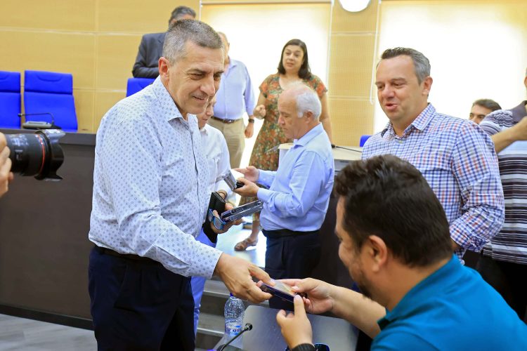 Απονομή τιμητικών πλακετών στους κτηνιάτρους για την προσφορά τους στη μάχη κατά της πανώλης των μηρυκαστικών