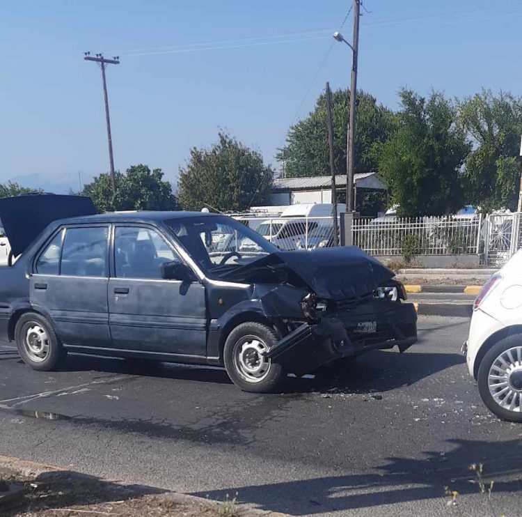 Τροχαίο με δύο ΙΧ στην Τρικάλων-Καλαμπάκας