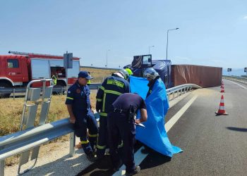 ΤΡΙΚΑΛΑ | Ανετράπη νταλίκα  στην είσοδο του Ε-65 | Επιχείρηση απεγκλωβισμού του 37χρονου οδηγού (ΦΩΤΟ)